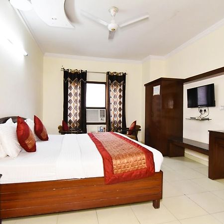 Hotel B-Comfort Амритсар Экстерьер фото