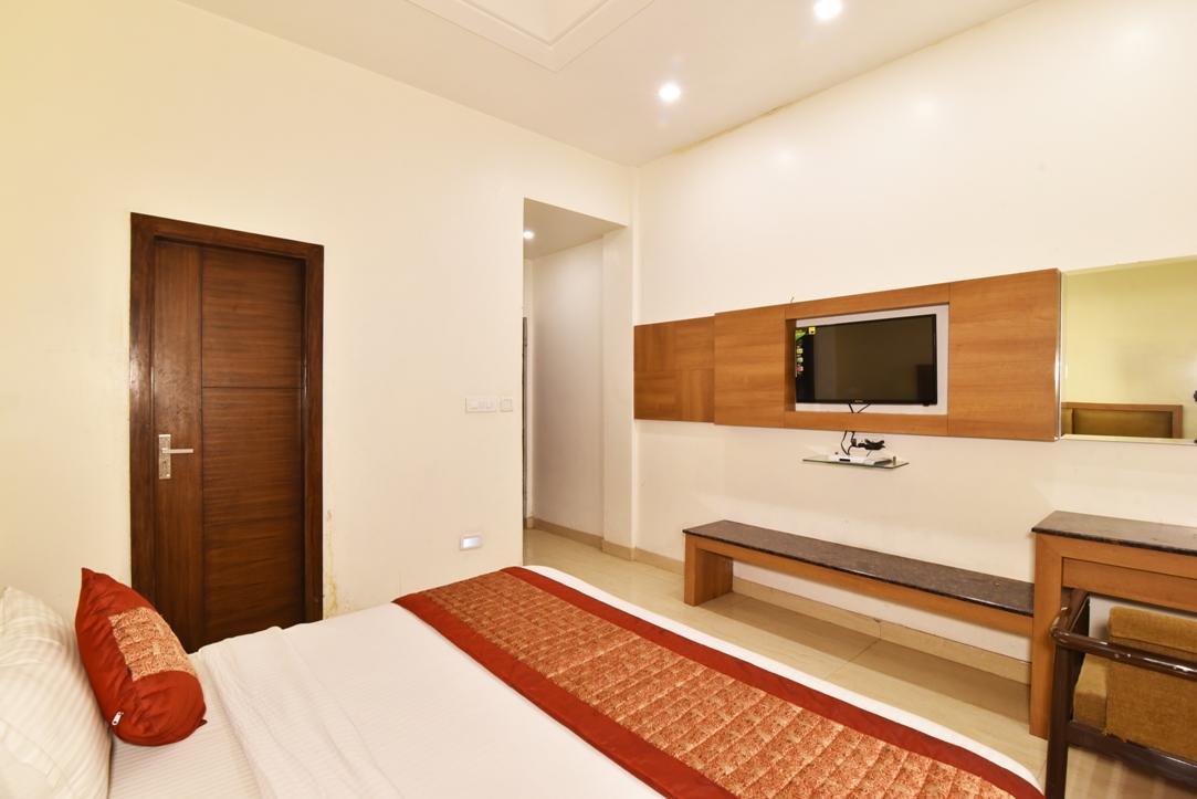 Hotel B-Comfort Амритсар Экстерьер фото