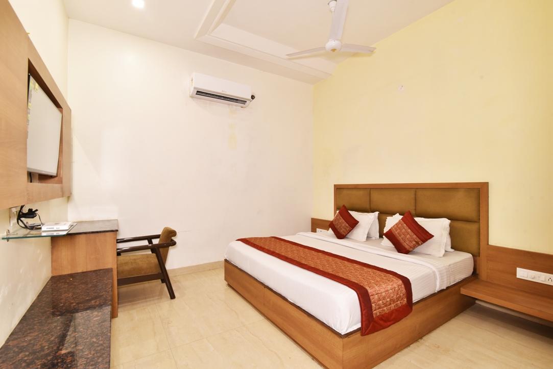 Hotel B-Comfort Амритсар Экстерьер фото