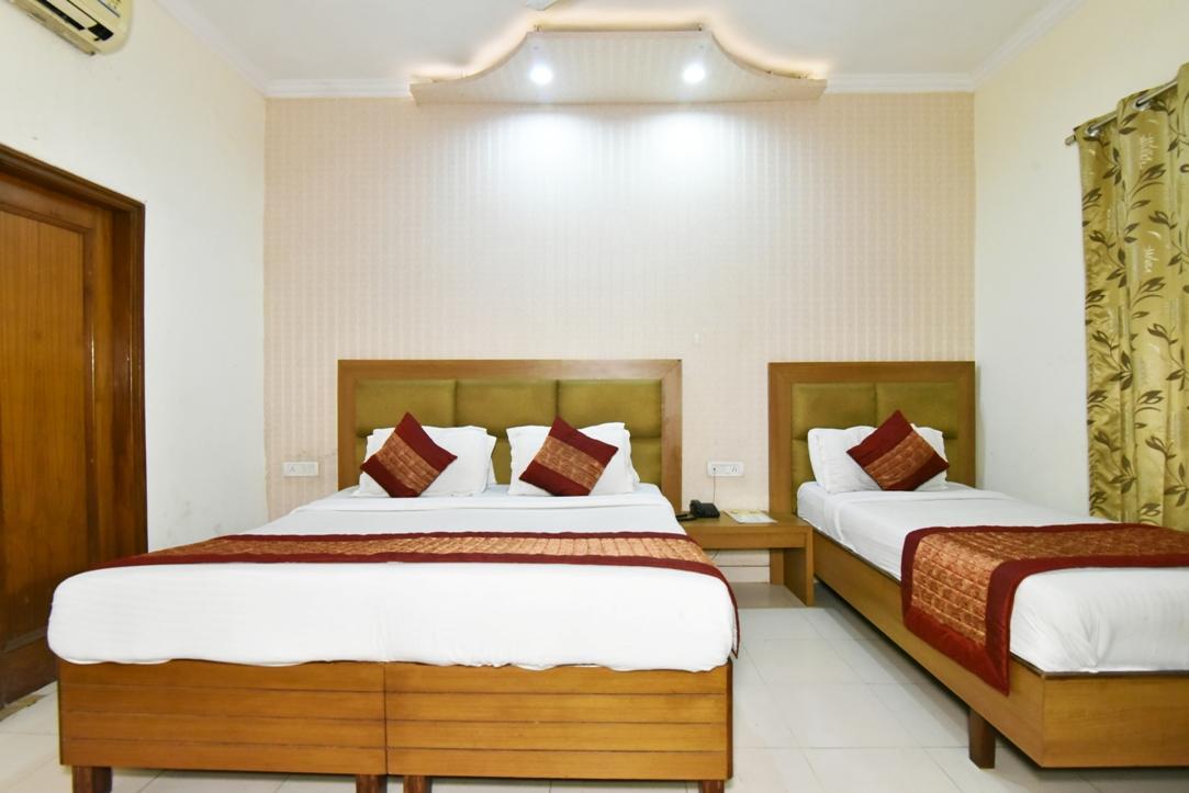 Hotel B-Comfort Амритсар Экстерьер фото