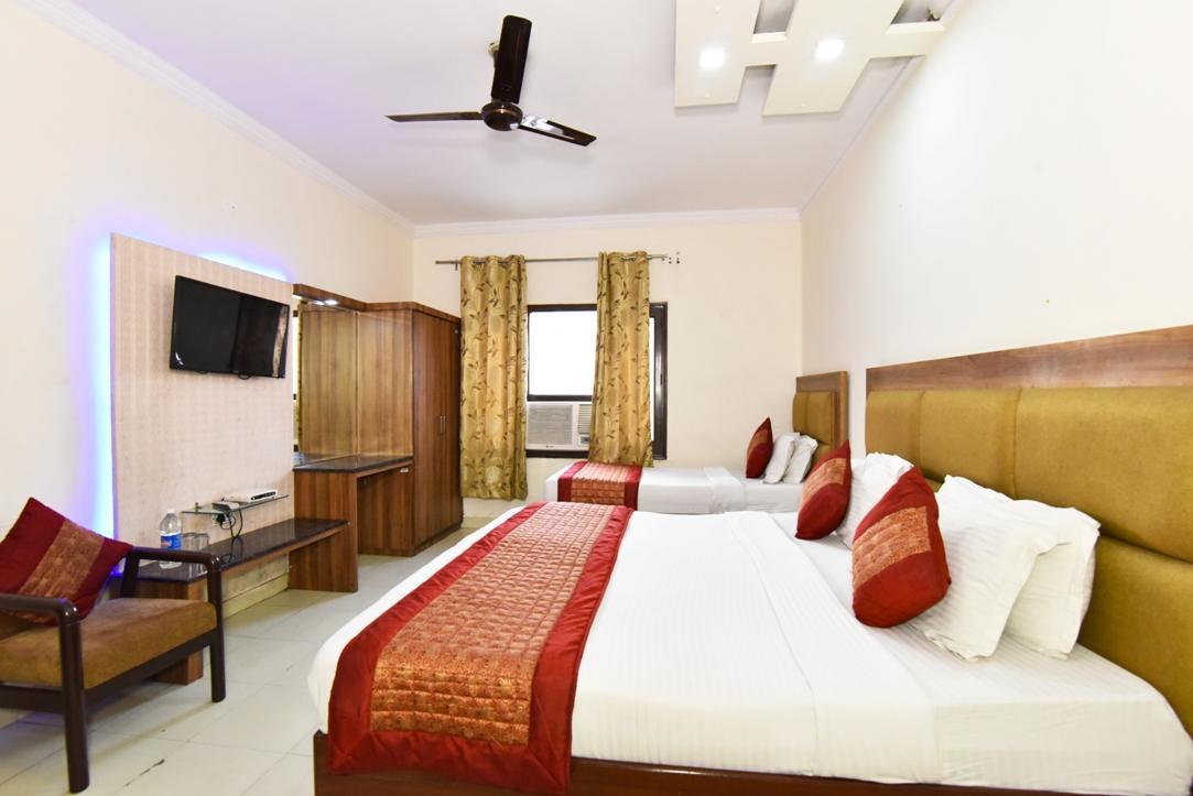 Hotel B-Comfort Амритсар Экстерьер фото