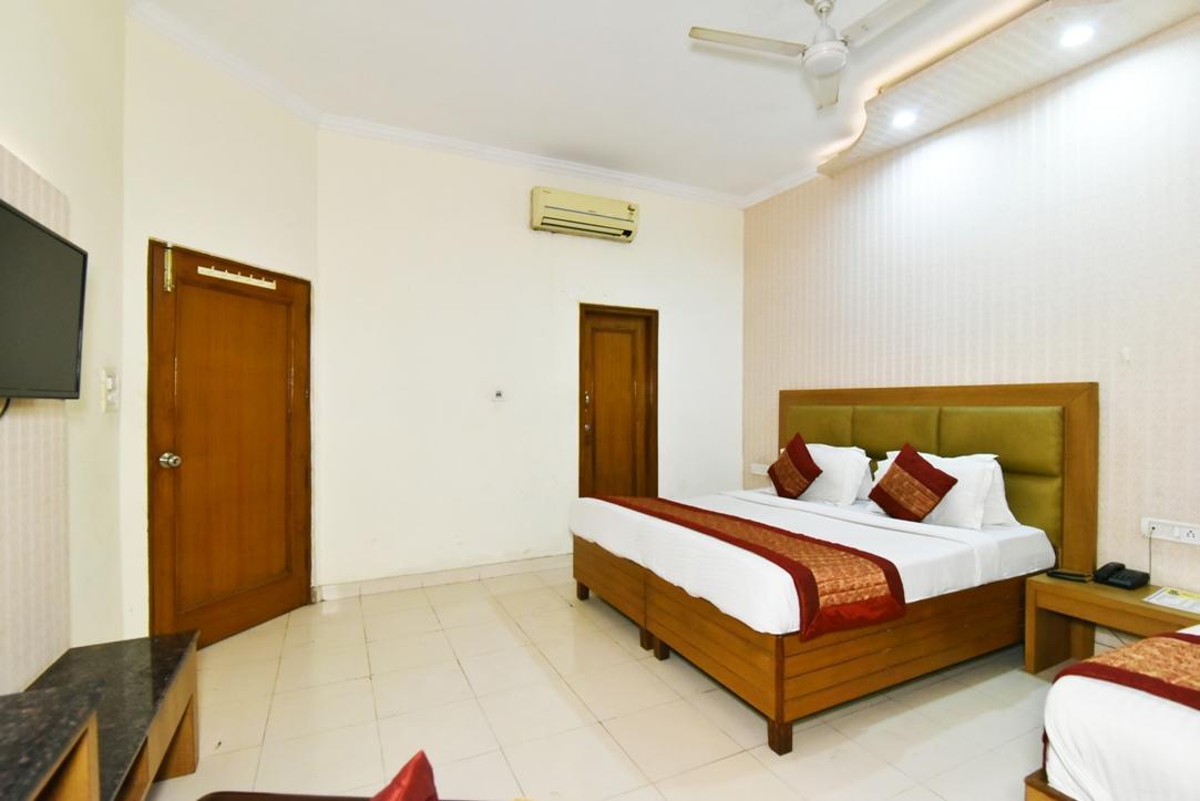 Hotel B-Comfort Амритсар Экстерьер фото